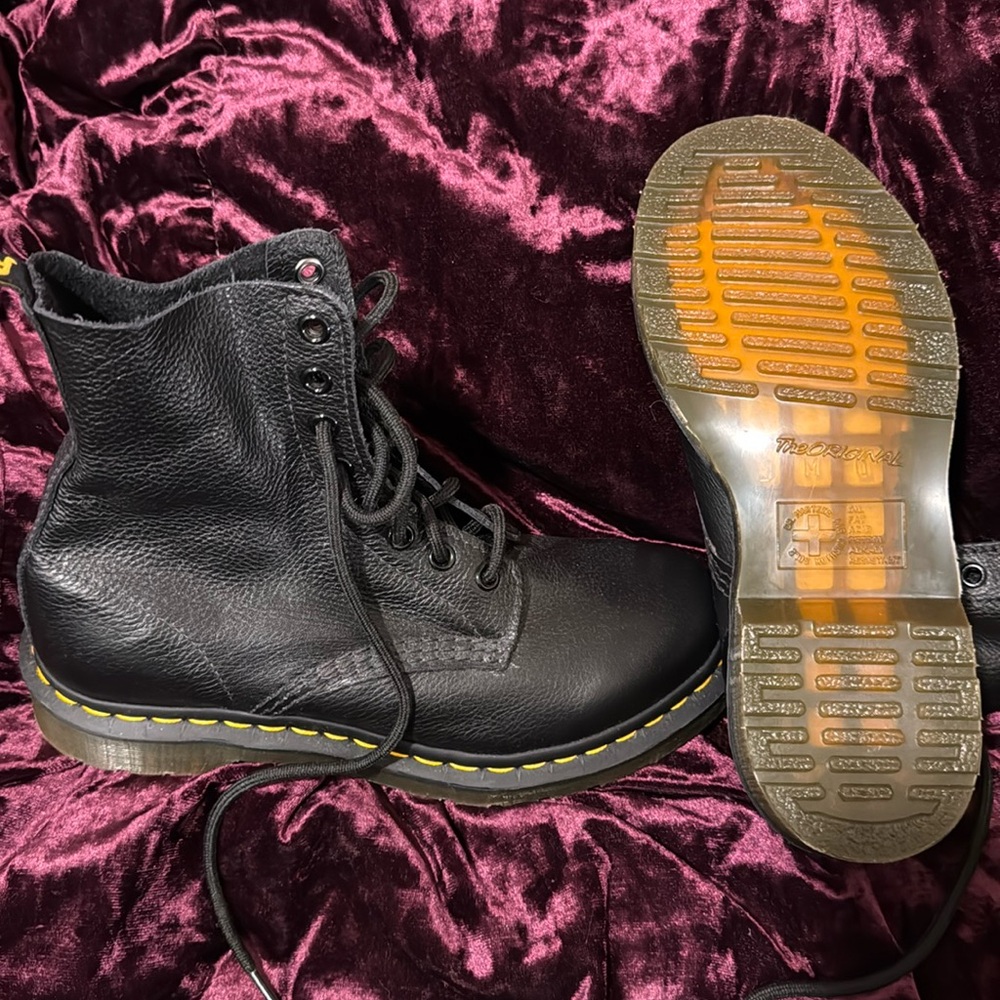 Women’s size 7 Dr. Martens